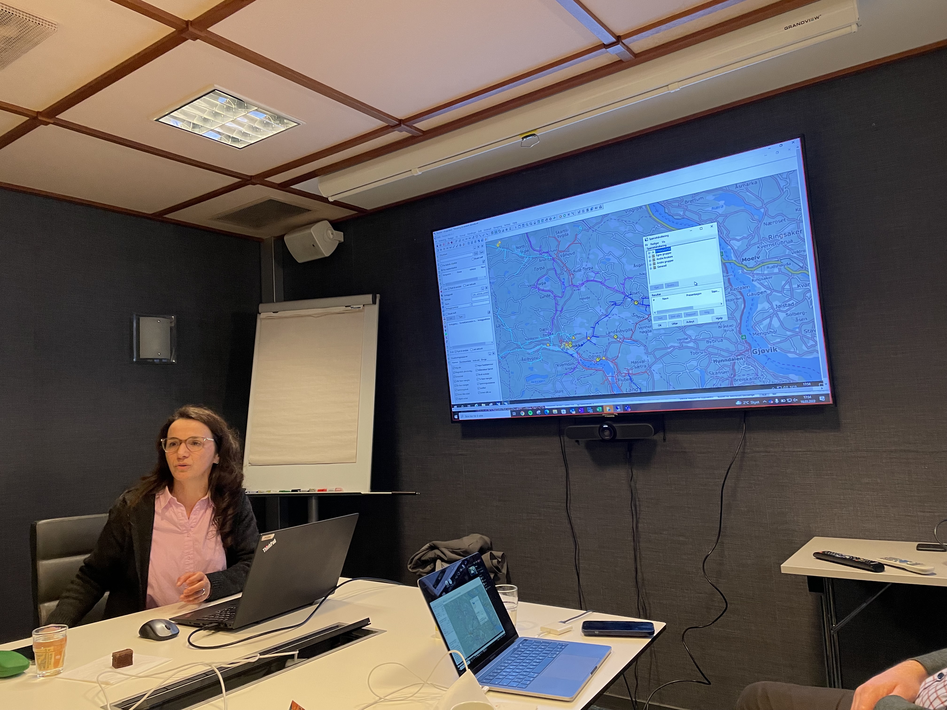 Savita Sherifi​ fra Etna Nett holder en demonstrasjon av Trimble.