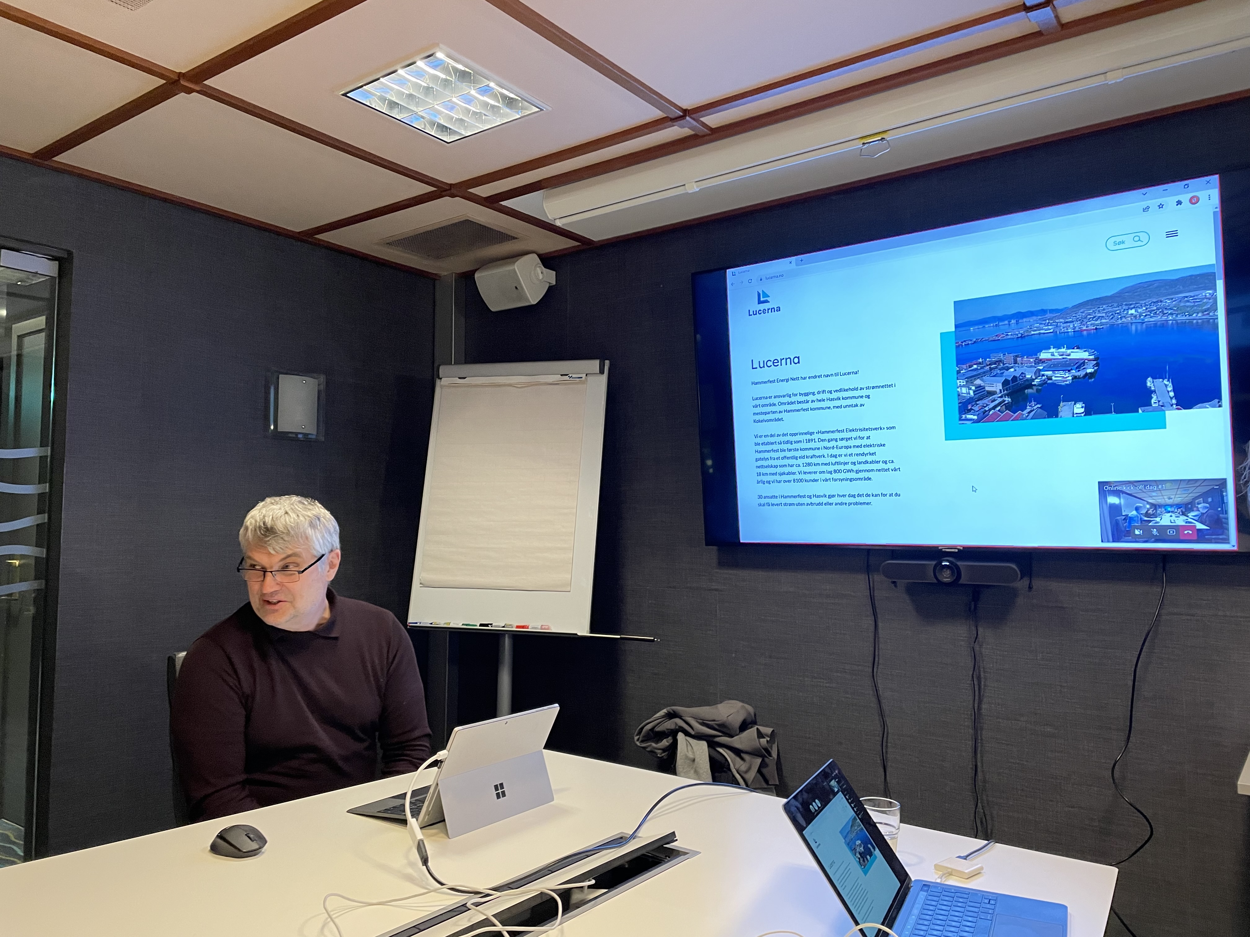 Øyvind Hansen​ fra Lucerna holder en demostrasjon av Netbas.