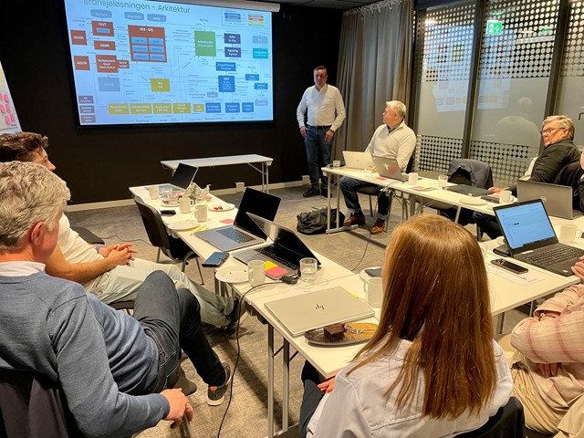Svein-Magnus presenterte oppsummering av arkitektur kartleggingen som viser sammenhengen mellom de ulike systemene vi har i Nettalliansen.