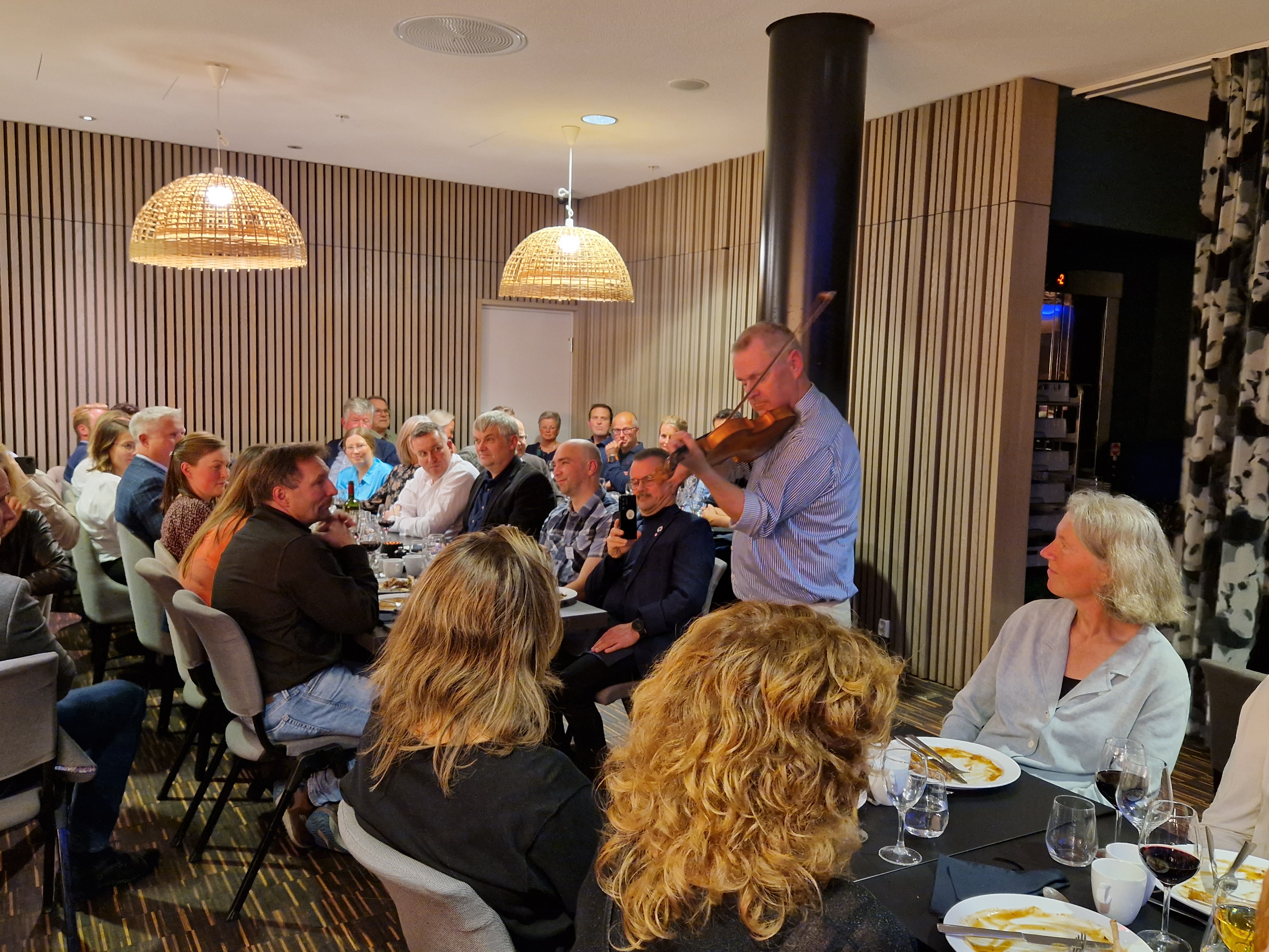 Øystein Velure fra Hallingdal Kraftnett med nydelig fremføring av Fanitullen