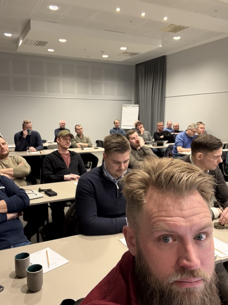 Forsamlingen med Gunnar Bell i front