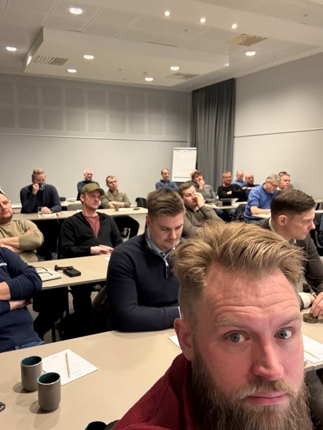 Forsamlingen med Gunnar Bell i front