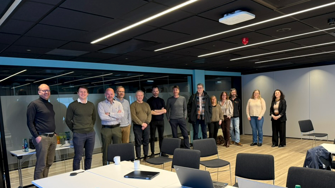 Deltakere fra venstre: Lars Eirik Olsen og Eirik Wiehe/Nettalliansen, John Ørjan Simonsen/Nettselskapet, Jan Gunnar Thors/DE Nett, Geir Rismyhr/Høland Setskog, Stian Gladbakke/Etna, Tor Olav Nystog/RK Nett, Nils Martin Sætrang/Sør Aurdal, Margrethe Nilsen/Hammerfest Energi, Åsne Barhellestøl/Stannum, Svein Torvetjønn/RK Nett, Svanhild Dale Eikeland/Fusa, Savita Sherifi/Etna.