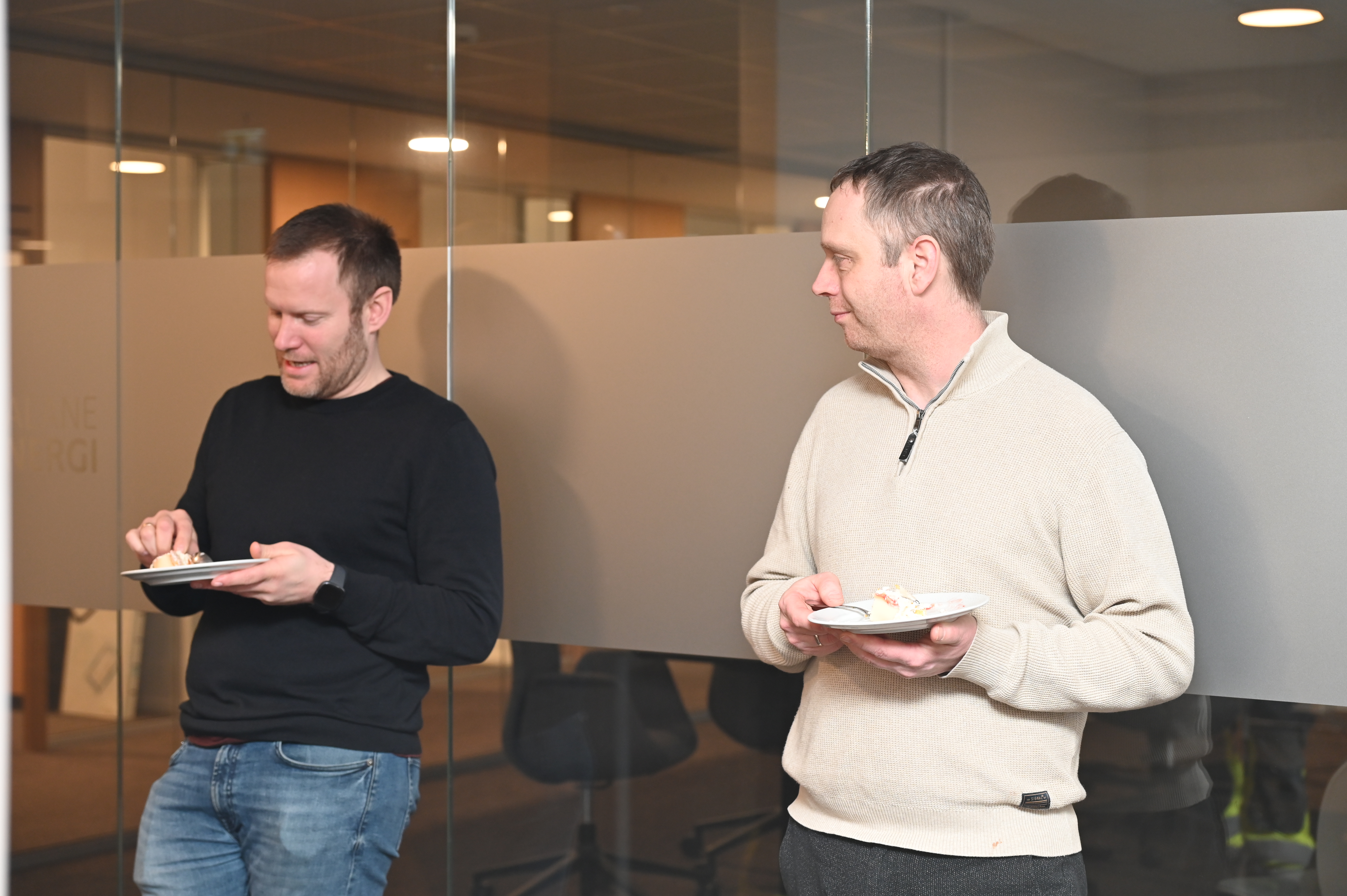 Knut Stornes (t.h.) sammen med arvtaker Morten Mjølhus